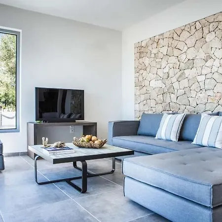 Trapezaki Sleeps 6 Pool Air Con Wifi *