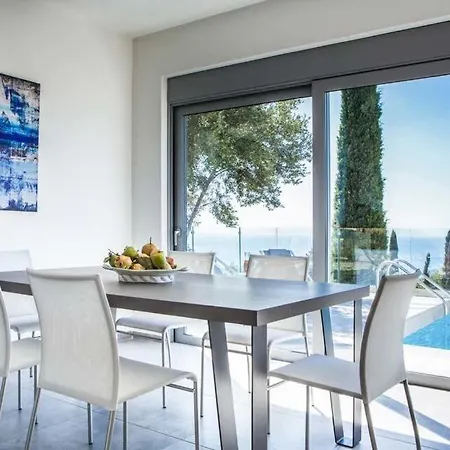 Trapezaki Sleeps 6 Pool Air Con Wifi *