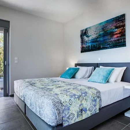Trapezaki Sleeps 6 Pool Air Con Wifi *